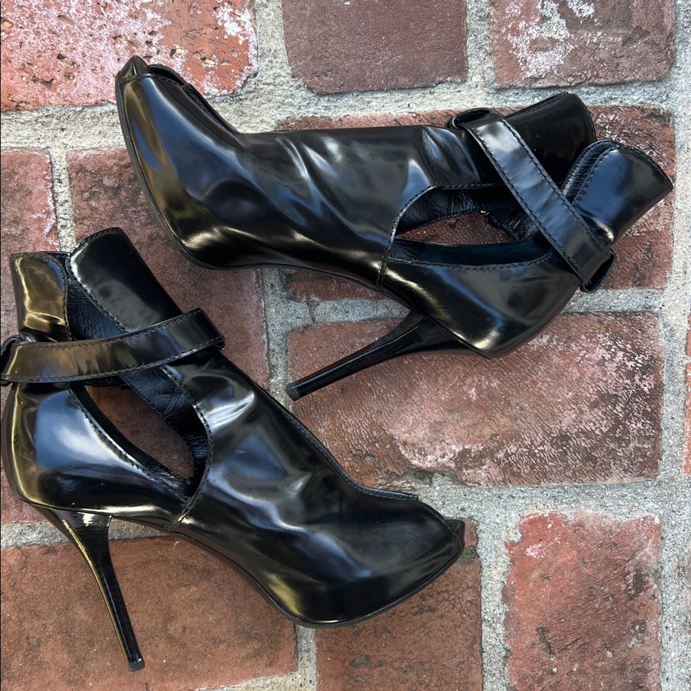 Rare Louis Vuitton black Patent leather  38.platform cut out booties. - Picture 13 of 17